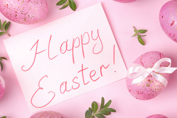 Semana Santa. Huevos de Pascua rosados sobre un fondo rosa de moda. Feliz Pascua. vacaciones. vista superior
. - Foto, imagen