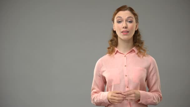 Mujer diciendo gracias en lenguaje de señas, profesor mostrando palabras en asl, tutorial
 - Imágenes, Vídeo