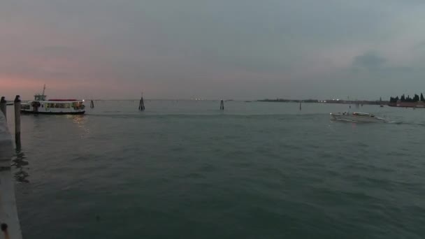 4k Velence, hajó mozgását a velencei lagúna naplementekor. Eltelt idő - Felvétel, videó