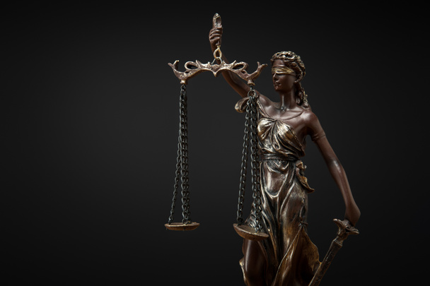 estatueta de bronze com escalas de justiça isoladas em preto
 - Foto, Imagem