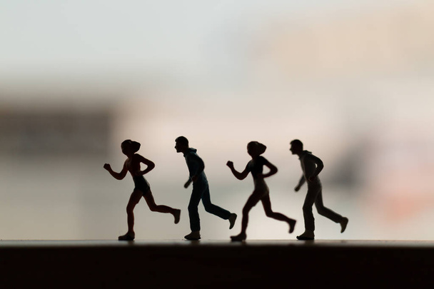 Miniaturmenschen: Silhouette eines Läufers, Gesundheit und Lebensstil  - Foto, Bild