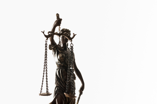 beyaz izole adaletin terazisi ile bronz heykel - Fotoğraf, Görsel