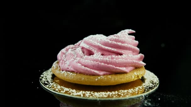 Nahaufnahme Rosafarbener Marshmallow-Keks halbiert mit dem Messer - Filmmaterial, Video