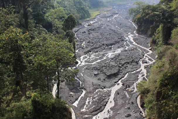 Маленька ріка на схилах гори Семеру, Лумаянг - Іст - Ява в Індонезії. - Фото, зображення