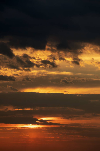 Dramaattinen näkymä hämärä auringonnousu aamu auringonlasku ilta taivas ja
 - Valokuva, kuva
