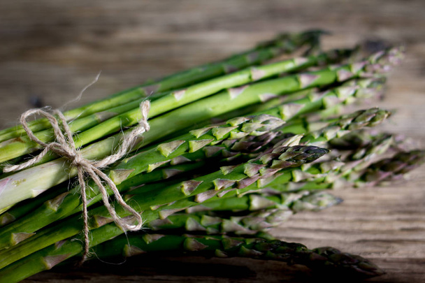 Healthy fresh green asparagus on wooden background - Foto, Imagem