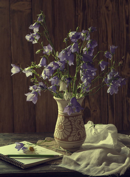 Hermoso ramo de flores en forma de campana
 - Foto, Imagen
