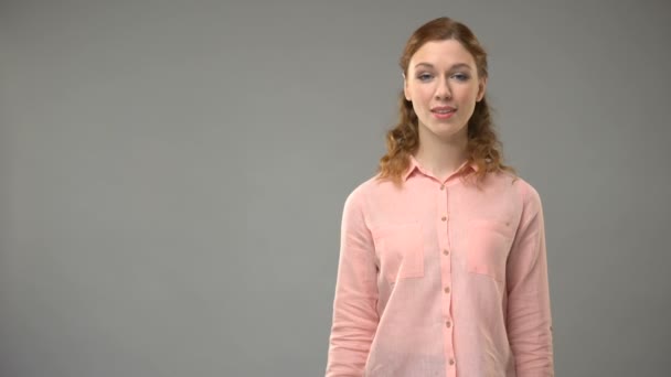 Mujer diciendo vida amorosa en lenguaje de señas, profesora mostrando palabras en una lección
 - Metraje, vídeo