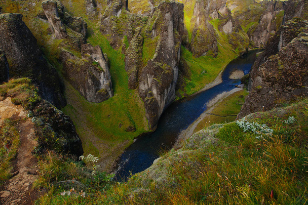 Amazing Fjadrargljufur Canyon in de zomer, IJsland - Foto, afbeelding