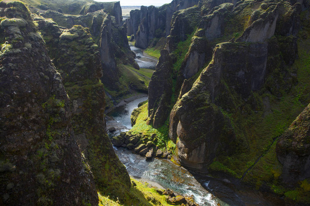 夏の素晴らしい Fjadrargljufur キャニオン、アイスランド - 写真・画像