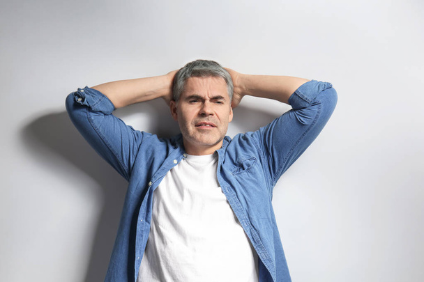 Portrait of mature man on grey background - Foto, Imagem