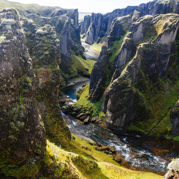 Incrível desfiladeiro Fjadrargljufur no verão, Islândia
 - Foto, Imagem