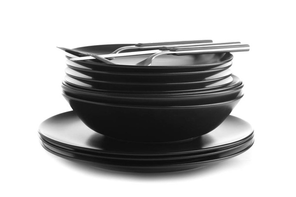 Čisté nádobí a příbory na bílém pozadí - Fotografie, Obrázek