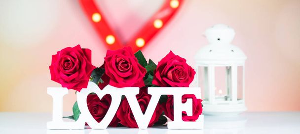 День святого Валентина концепция. Деревянное слово любовь с сердцем
 - Фото, изображение