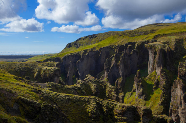 Increíble cañón de Fjadrargljufur en verano, Islandia
 - Foto, Imagen