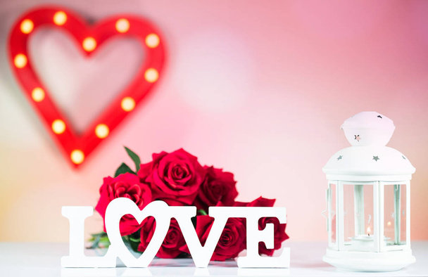 Valentines Day concept. Houten woord liefde met hart - Foto, afbeelding