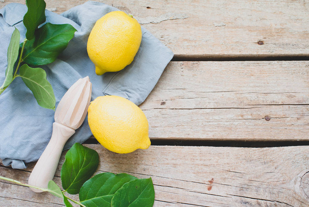 Zralé citrony a šťáva na pozadí, zblízka - Fotografie, Obrázek