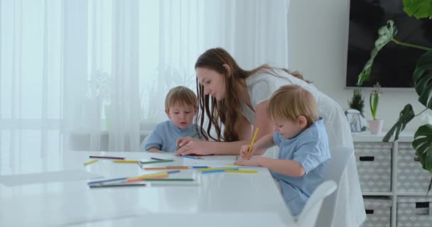 Mamá elogia a dos hijos por sus dibujos. Apoyo familiar y cuidado de niños, maternidad
 - Metraje, vídeo