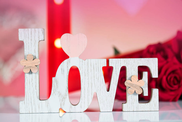 Ημέρα του Αγίου Βαλεντίνου έννοια. Ξύλινη λέξη αγάπη με καρδιά - Φωτογραφία, εικόνα