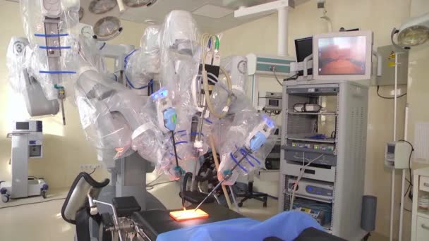 Ιατρικού ρομπότ ι. ιατρικού ρομπότ da Vinci. Ρομποτική χειρουργική. Ο χειρουργός είναι εκπαιδευμένοι για την εκτέλεση λειτουργιών σε ενός ιατρικού ρομπότ. Ελάχιστα επεμβατική ρομποτικής χειρουργικής με το σύστημα da Vinci χειρουργικό. - Πλάνα, βίντεο