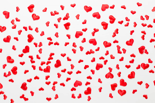 Walentynki serca czerwone tło na podłoże drewniane. - Zdjęcie, obraz