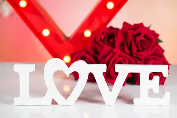 Concepto de San Valentín. Palabra de madera amor con corazón
 - Foto, Imagen