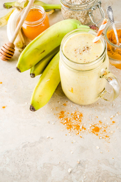 Smoothie met banaan, havermout en kurkuma - Foto, afbeelding