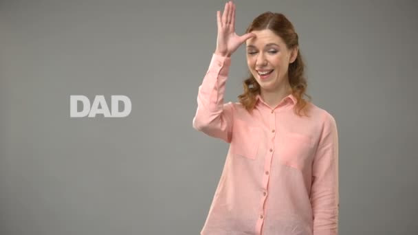 ASL insegnante di sesso femminile dicendo mamma e papà, testo sulla comunicazione di sfondo per sordi
 - Filmati, video