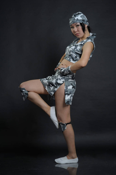 Retrato de mujer con estilo en ropa militar
 - Foto, Imagen