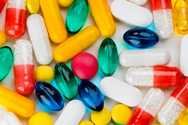 Close up van kleurrijke pillen voor behandeling. - Foto, afbeelding