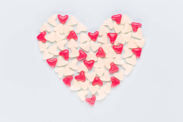 Valentines day background pastel hearts on blue wooden backgroun - Foto, afbeelding