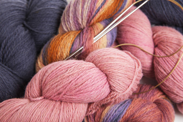 Roze, grijs, meerkleurige garens van wol in bundels voor hand breien, handgeschilderde in mooie kleuren - Foto, afbeelding