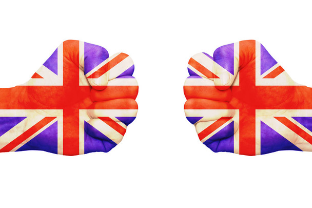 拳は、英国の旗のイメージを発生します。白い背景の分離. - 写真・画像