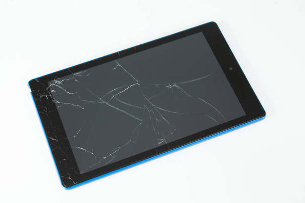 Tablet met gebroken scherm op witte achtergrond - Foto, afbeelding