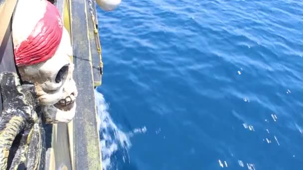 Skeleton head of a pirate on a sailing ship - Footage, Video