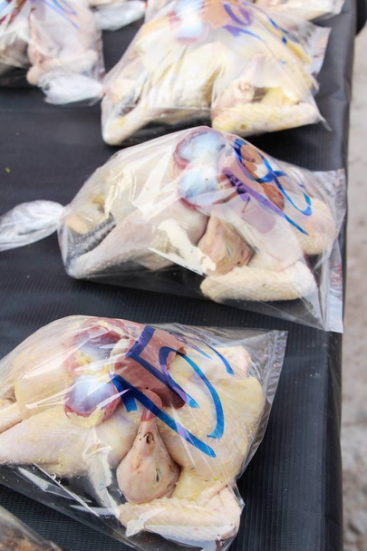 Frisches Huhn zum Kochen auf dem Markt - Foto, Bild