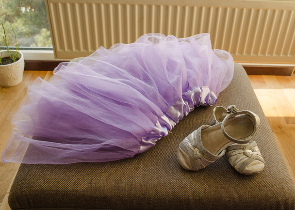 lila szoknya selyem szalag kis szürke szandál - Fotó, kép