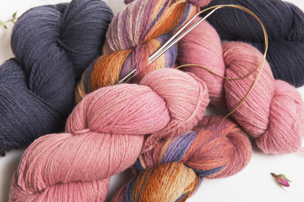 Filato di lana rosa, grigio, multicolore in fasci per maglieria, dipinto a mano in bellissimi colori
 - Foto, immagini