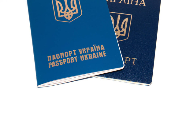 İki pasaport, yabancı ve Ukraynaca beyaz bir arka plan üzerinde kopya metin için yer - Fotoğraf, Görsel