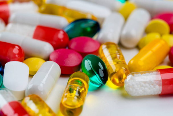 Close up van kleurrijke pillen voor behandeling. - Foto, afbeelding