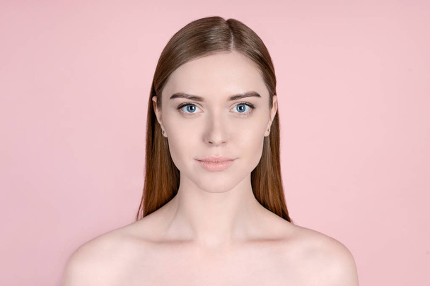 Крупный план красивой молодой женщины с идеальной свежей и здоровой кожей на розовом фоне
 - Фото, изображение