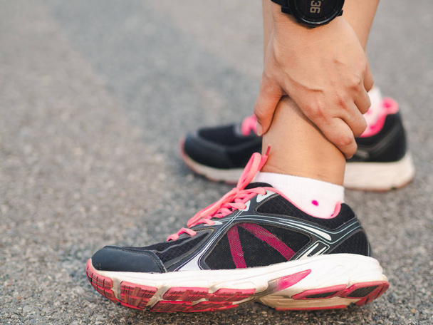 Sportovkyně má poranění kotníku, vymknutou nohu během běhu trai - Fotografie, Obrázek