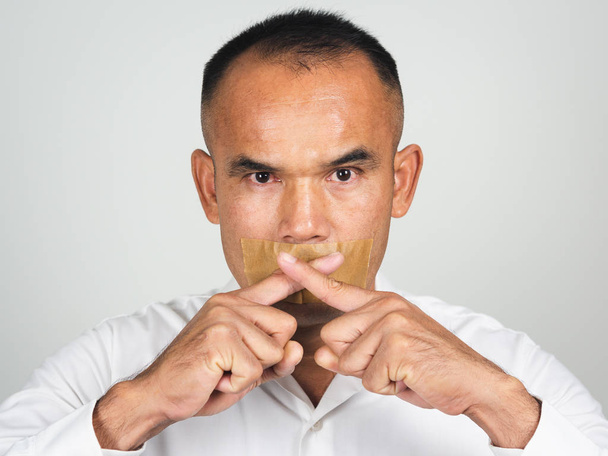Человек, делающий палец на губах жест молчания, пст, шш
, - Фото, изображение