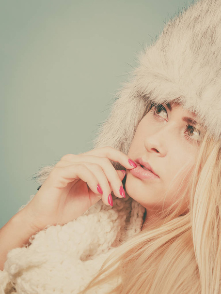 Blonde woman in winter furry hat - Foto, Imagem