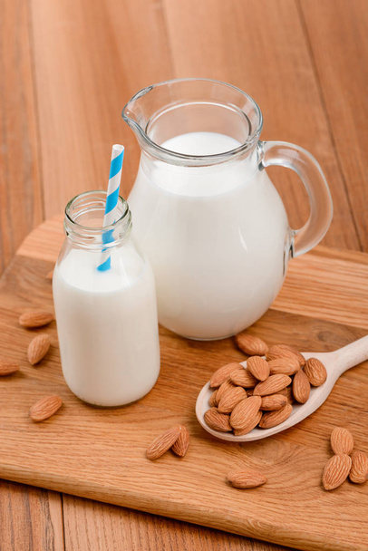 Lactose-free milk and almonds - Zdjęcie, obraz
