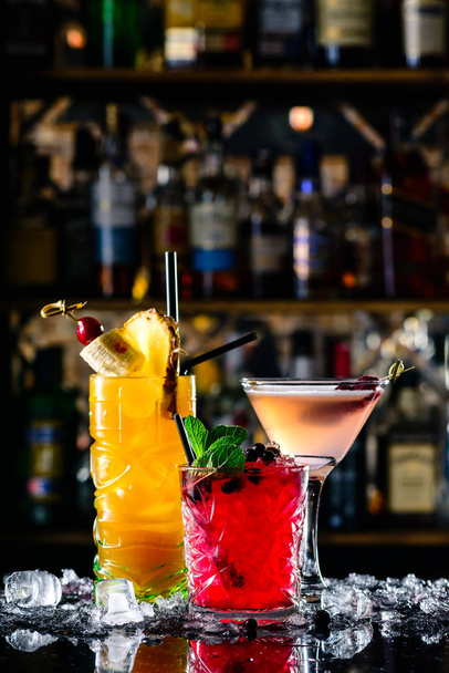 beautiful bright cocktails on the bar in the nightclub - Фото, зображення