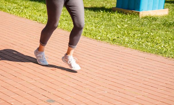 pernas de menina correndo em uma competição esportiva
 - Foto, Imagem