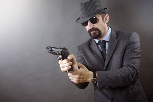 homme tenant un pistolet
 - Photo, image