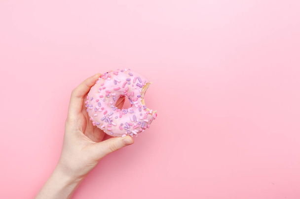 donut donuts icing sprinkles on doughnuts pink bright sugar stra - Foto, Imagem