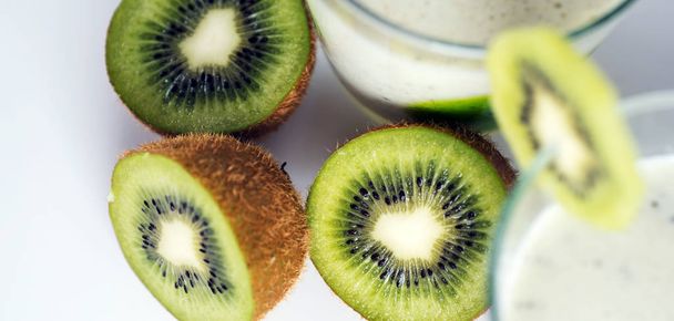 Smoothie au kiwi. Concept de saine alimentation
. - Photo, image